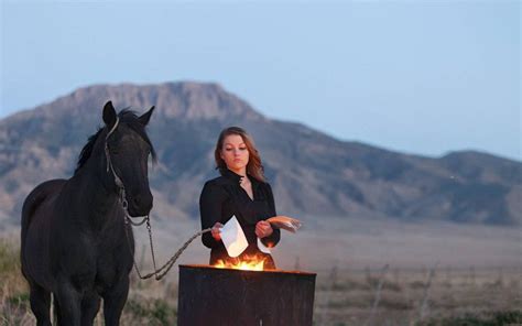 La mujer que se casó con un caballo: fotos de mujeres y caballos。